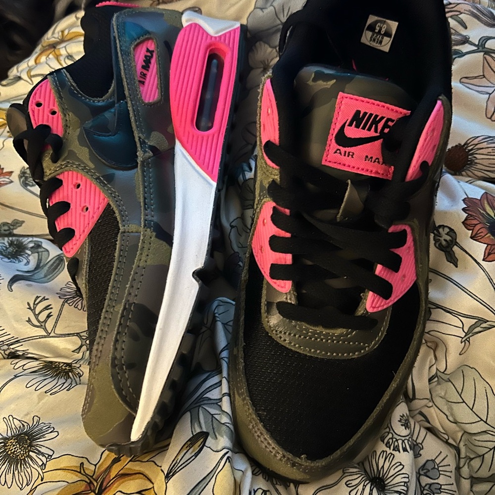 Nike Women's Sneakers - Black, Pink, and Green - Picture 2 of 4